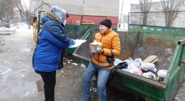 В Пензе бездомным раздали теплые вещи - фоторепортаж