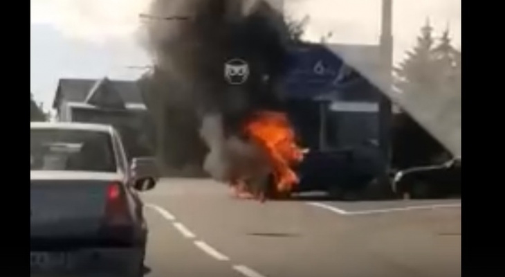Появилось видео, как на Карпинского горит машина пензенца