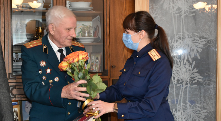 «Форсировал Днепр, освобождал Киев»: следователи вручили юбилейную медаль ветерану ВОВ
