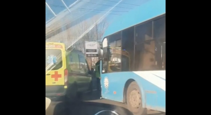 К месту аварии с троллейбусом в Пензе съехались спасатели, реанимация и полиция