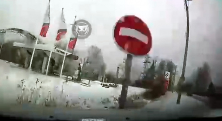 Внезапно закружило: в Пензе автомобиль улетел в кювет и снес дорожный знак - видео