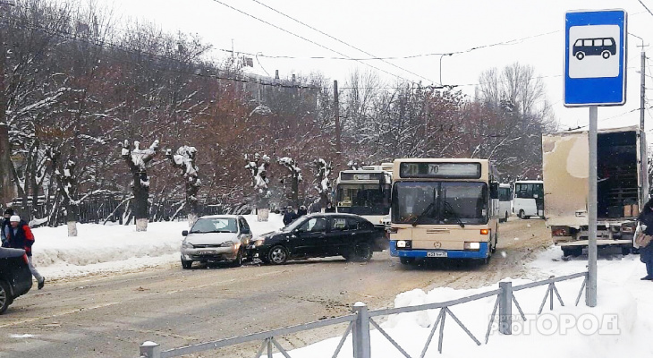 «Перекрыта вся дорога»: на улице Калинина в Пензе произошла авария