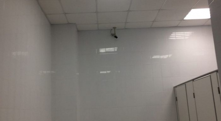 Я вижу как ты это делаешь: в пензенском магазине камеры смотрят на туалет