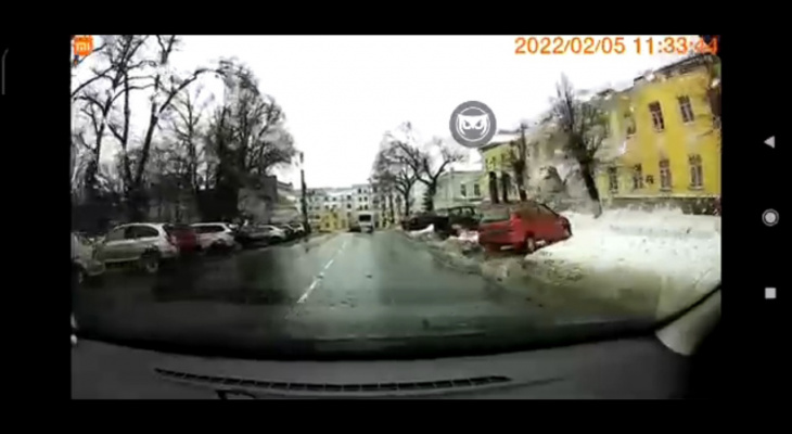 Опубликовано видео падения глыбы снега со здания в Пензе