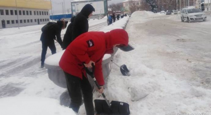 В Пензе студентов отправили чистить снег