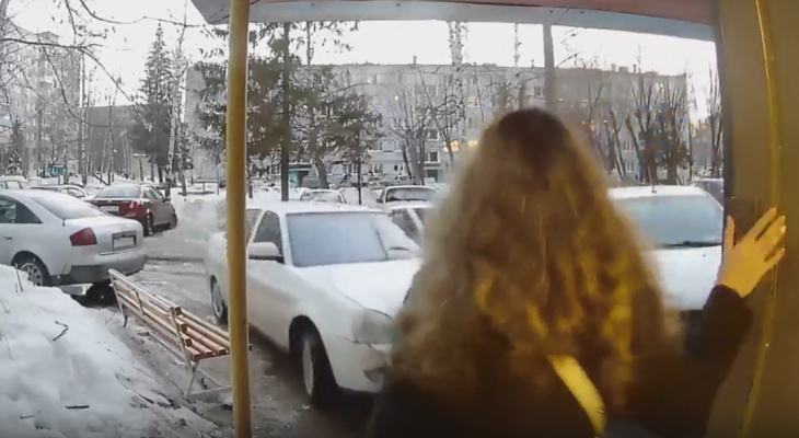 В Пензе автомобиль въехал в подъезд из которого выходила девушка – видео