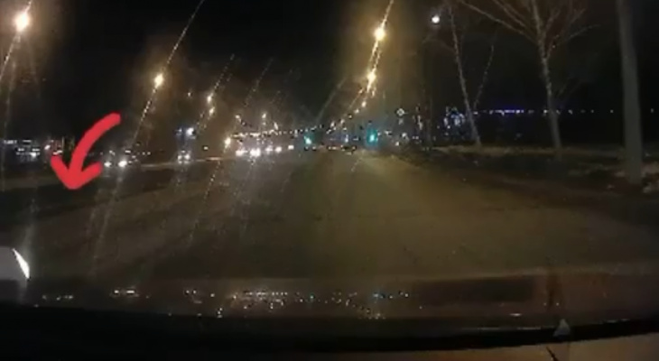 В Пензе водитель таранил другой автомобиль на дороге