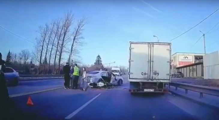 В Пензе в жесткую аварию попали мотоцикл и легковушка – видео