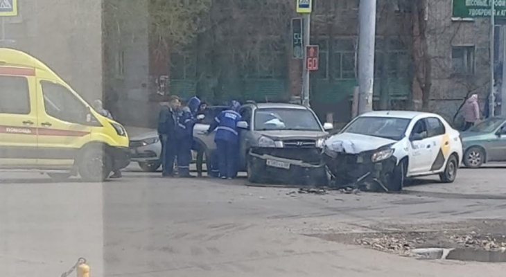 В Пензе к месту аварии на улице Луначарского прибыла скорая помощь