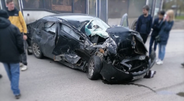 «Просто жесть»: в Пензе у «Ростка» машину искорежило в жуткой аварии