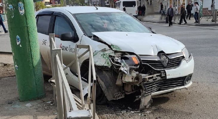 В Пензе на перекрестке разбился автомобиль такси