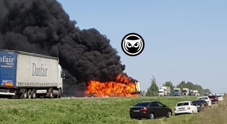 Водитель фуры сгорел заживо в ДТП под Пензой – видео