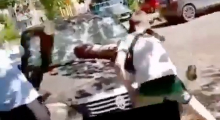 «Безнаказанность»: в Пензе дети с камнями и бревнами разбили автомобиль