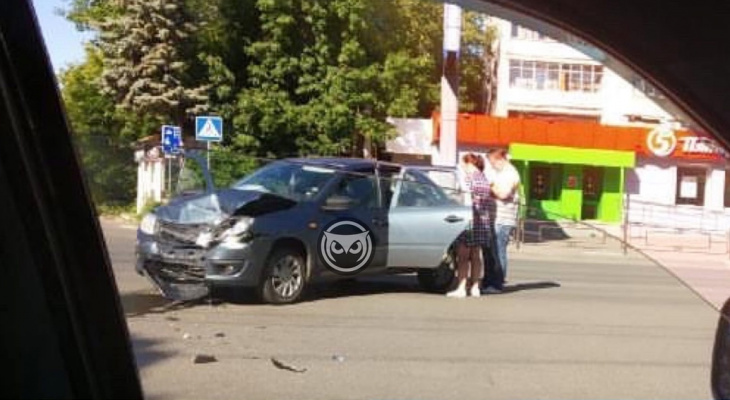 В Пензе на улице Коммунистической в жесткую аварию попали две легковушки