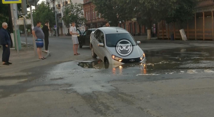 На улице Московской в Пензе «Лада» провалилась в яму