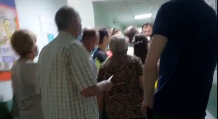 «Все орут»: в Пензе сняли на видео огромные очереди на вакцинацию от коронавируса