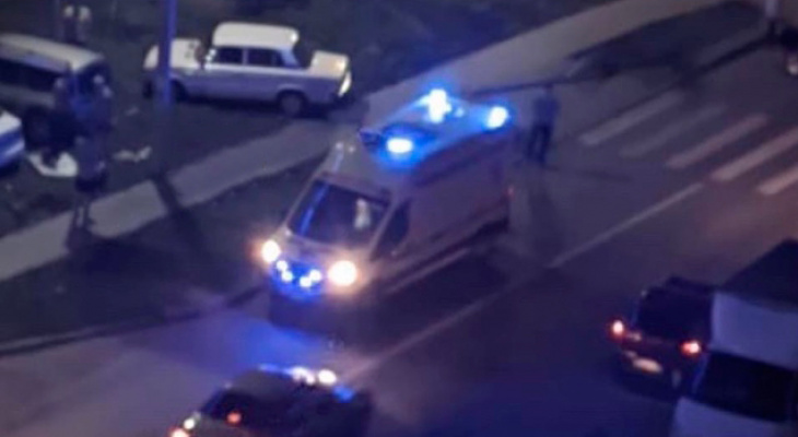 В Пензе на улице Тепличной после аварии девушку увезла машина реанимации
