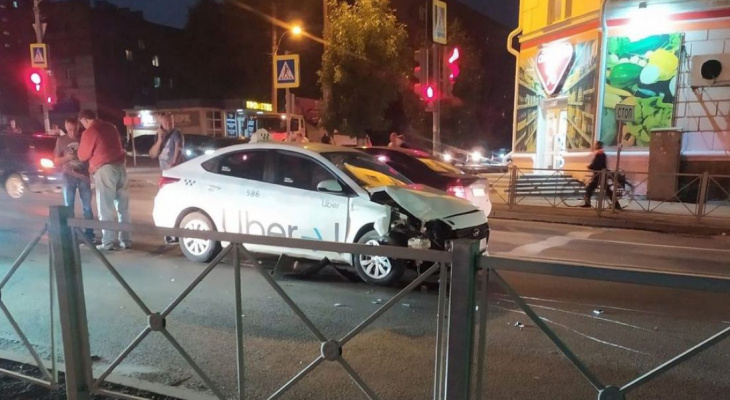 В Пензе в аварию попал автомобиль такси