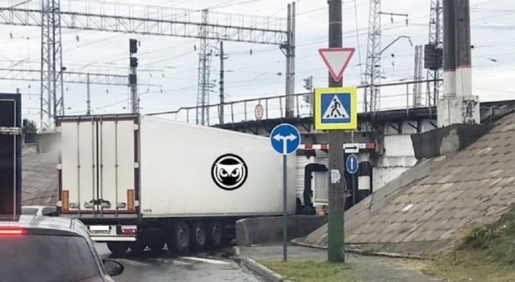В Пензе произошла авария: грузовик стал «заложником» моста