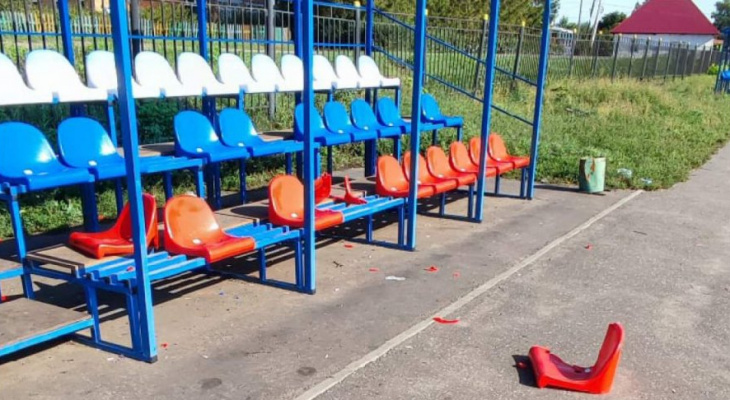 Неизвестные хулиганы разгромили стадион в Пензенской области