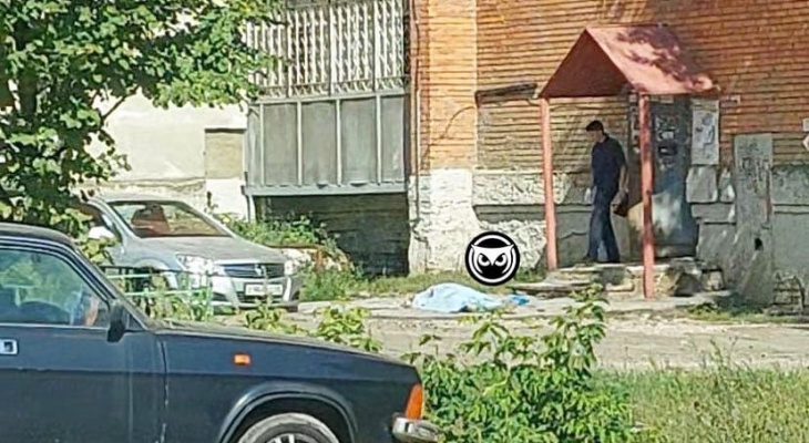В Пензе насмерть разбился выпавший из окна местный житель