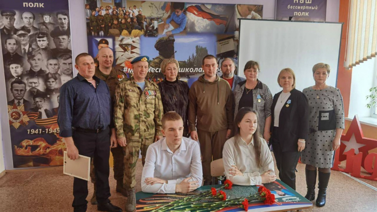 В школе поселка Беково открыли парту Героя, посвященному Роману Ключникову 