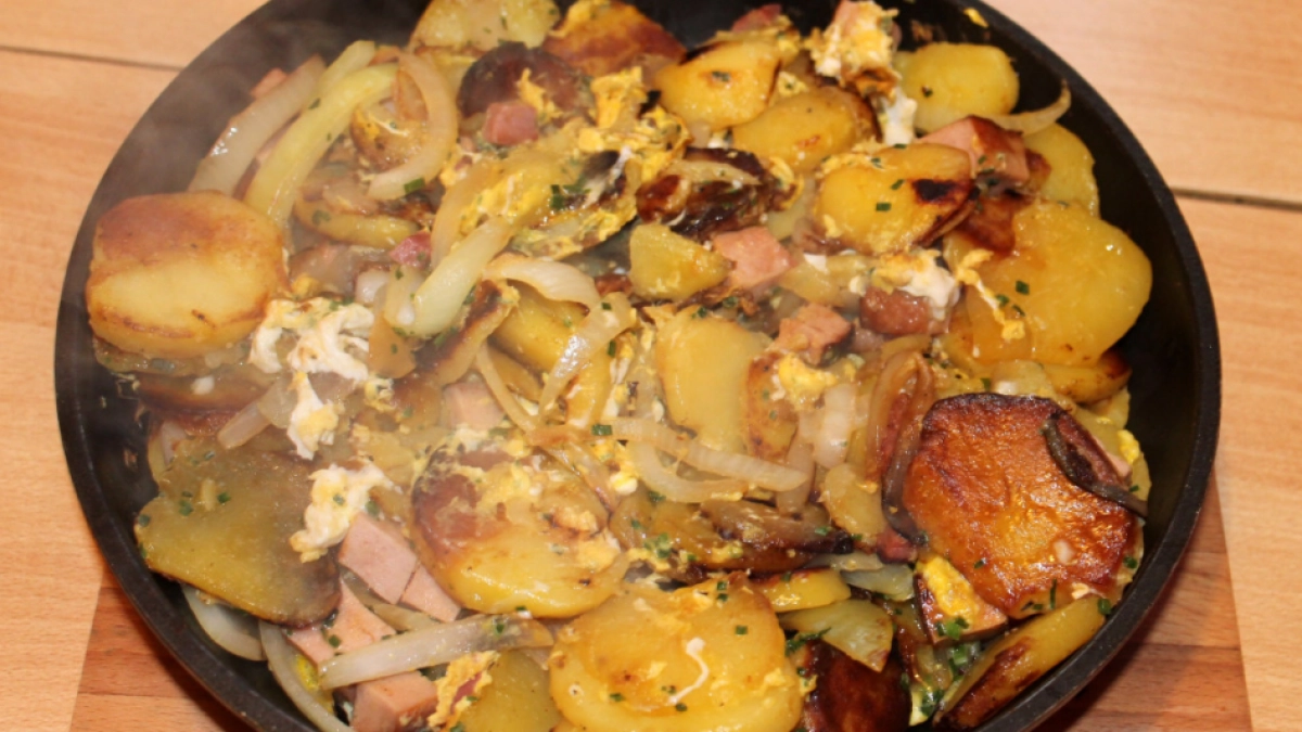 Не просто картошка с мясом: любимое блюдо генсека Сталина — весь секрет кроется в одном ингредиенте 