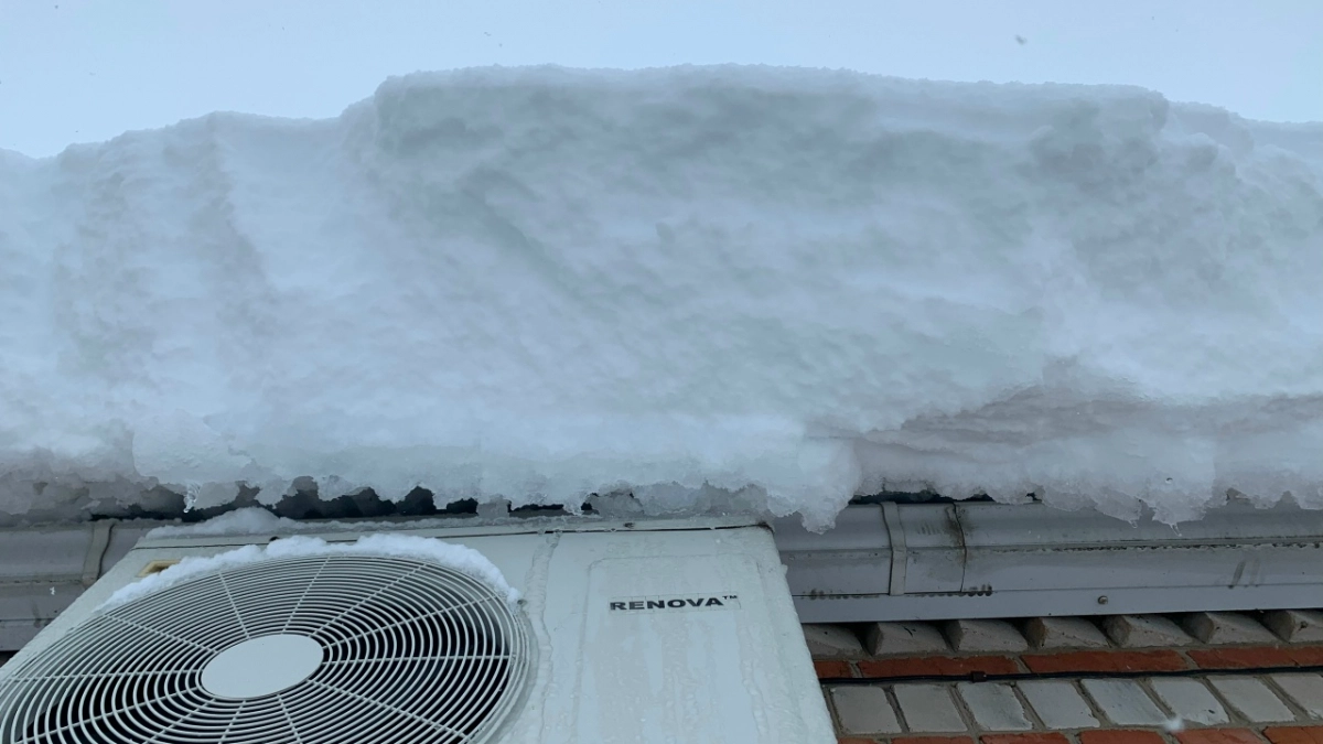 Жители улицы Циолковского боятся выходить из дома из-за сосулек и снега