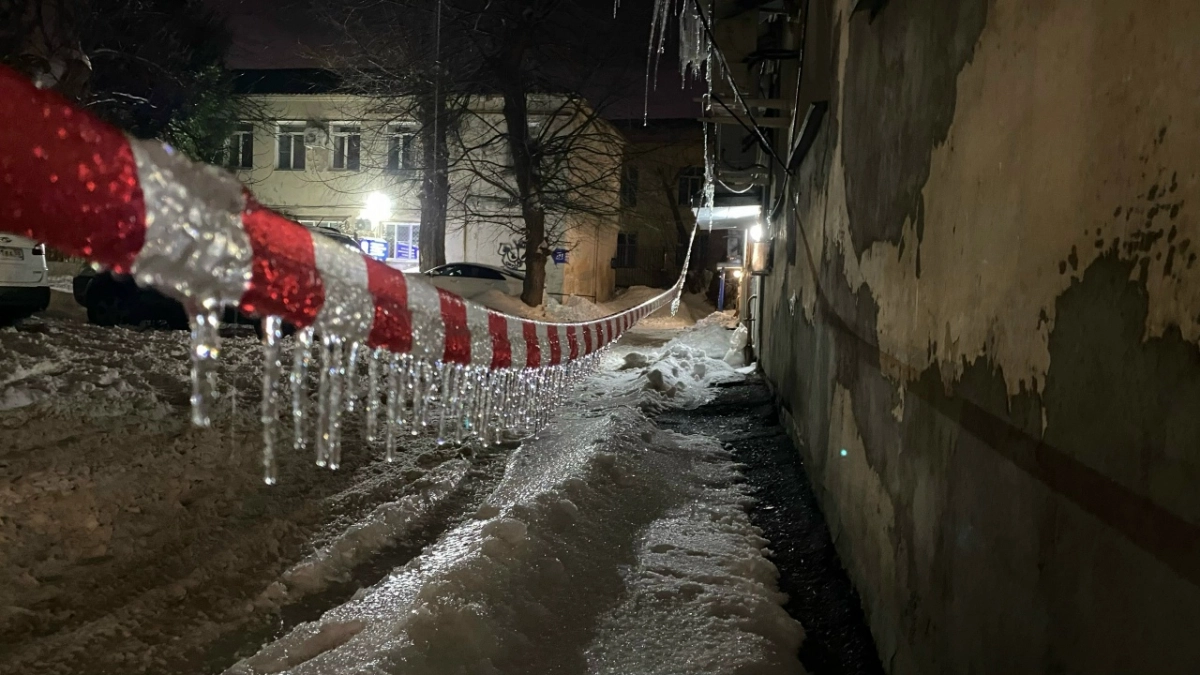 В Пензе сосулька рухнула на панораму «Джили»