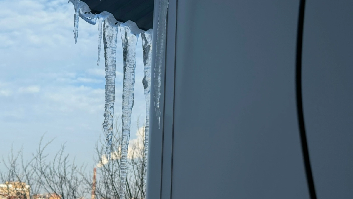 Жители Жемчужного проезда жалуются на гигантские сосульки