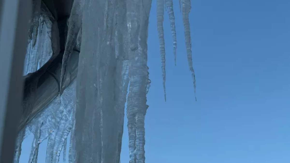 «Только бы наших бабушек не придавило»: пензенцы жалуются на сосульки и наледь