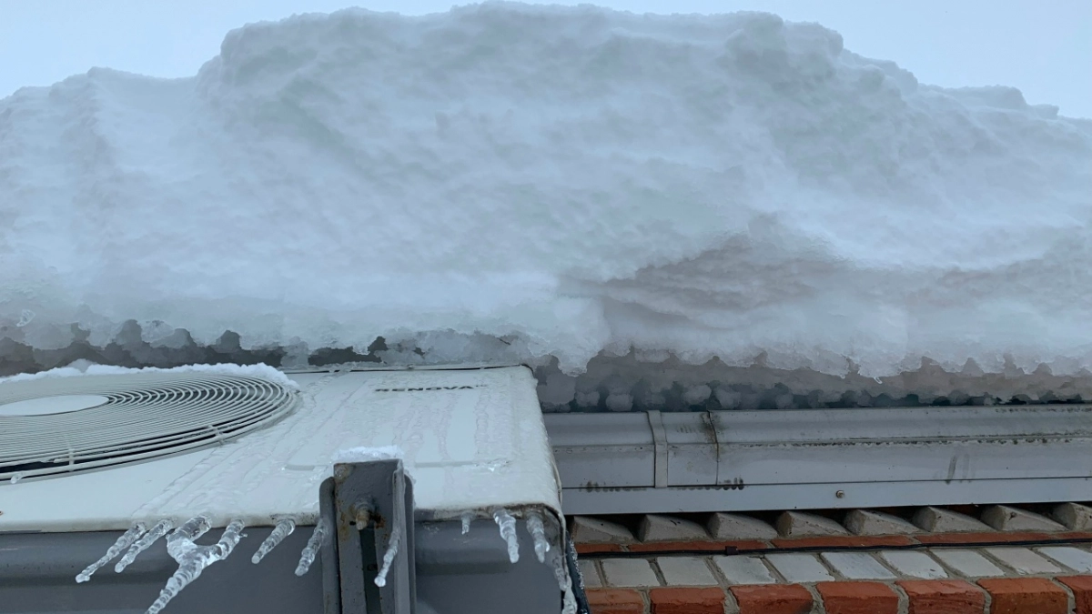 В Пензе на Кулакова ледяная глыба разбила стекло балкона