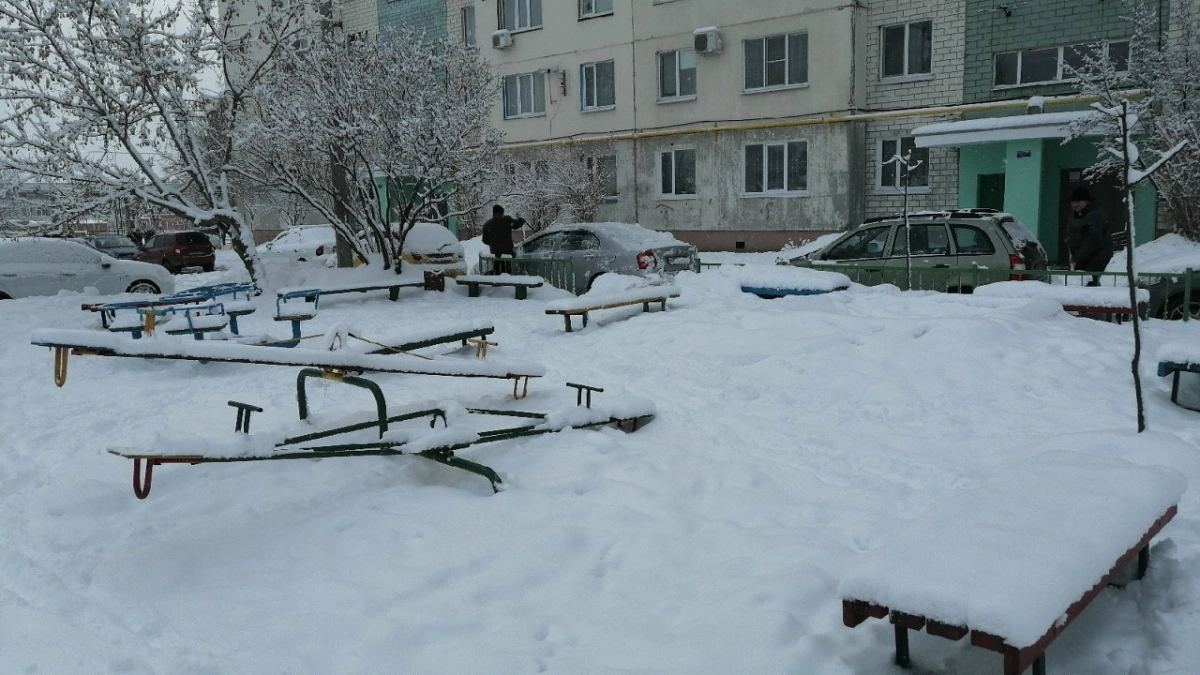 На Ленина ледяная глыба сломала козырек над подъездом дома