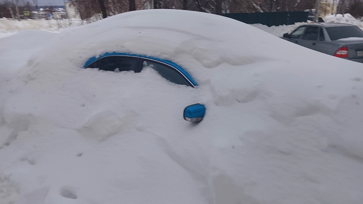 В Пензе глыба льда упала с крыши и повредила автомобиль