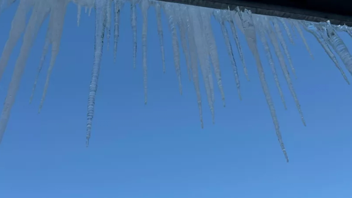 Пензенцы жалуются на сосульки, опасный подход к остановке и светофоры