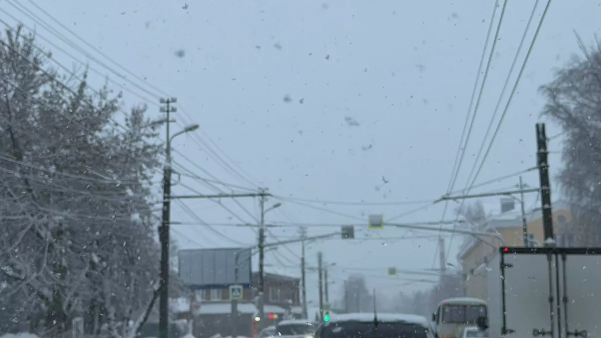 Очевидцы сообщили о падении снега с крыши грузовика на легковушку
