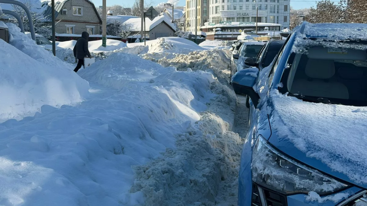 В Пензе на Луначарского снежная лавина обрушилась на припаркованные авто