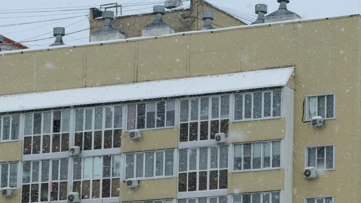 В микрорайоне Западная Поляна в одной из квартир отвалился потолок