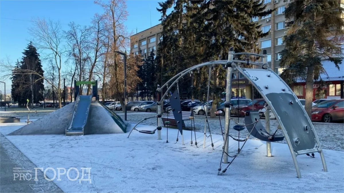 Жители Спутника возмущаются из-за заваленной детской площадки