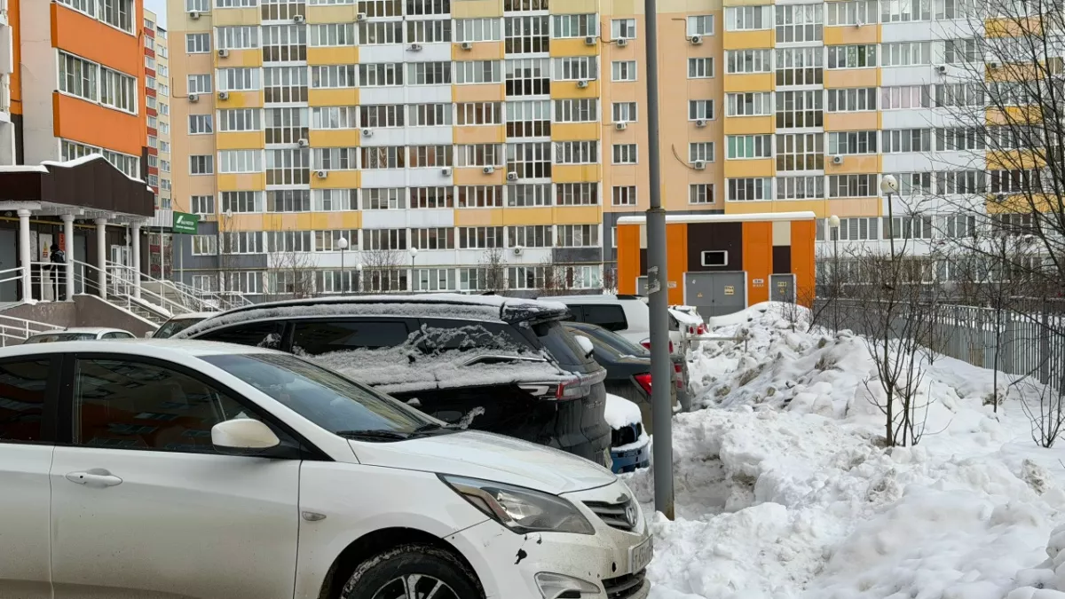В Спутнике глыбы льда разбили два автомобиля