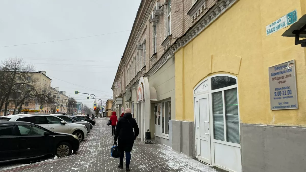 В Пензе на Карла Маркса из-за падения снега пострадали вывески