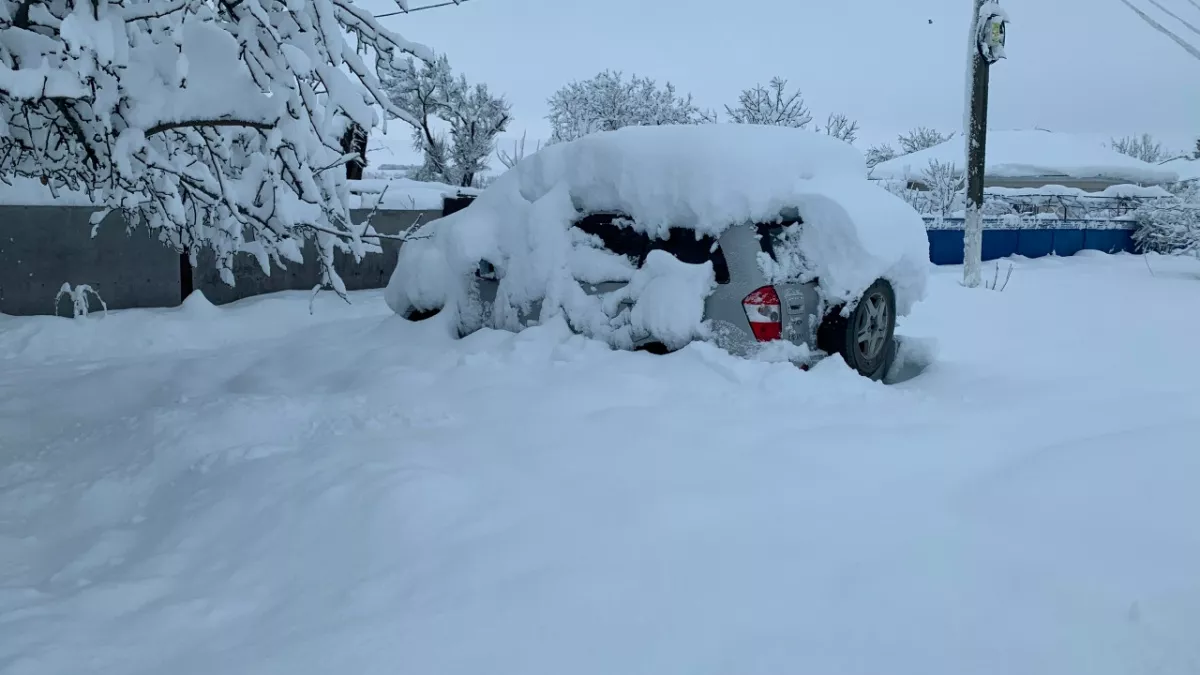 На Западной Поляне снег завалил машины и оборвал провода