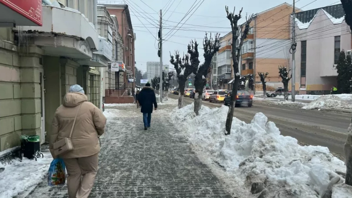 В Пензе на улице Славы упавший снег разломал козырек