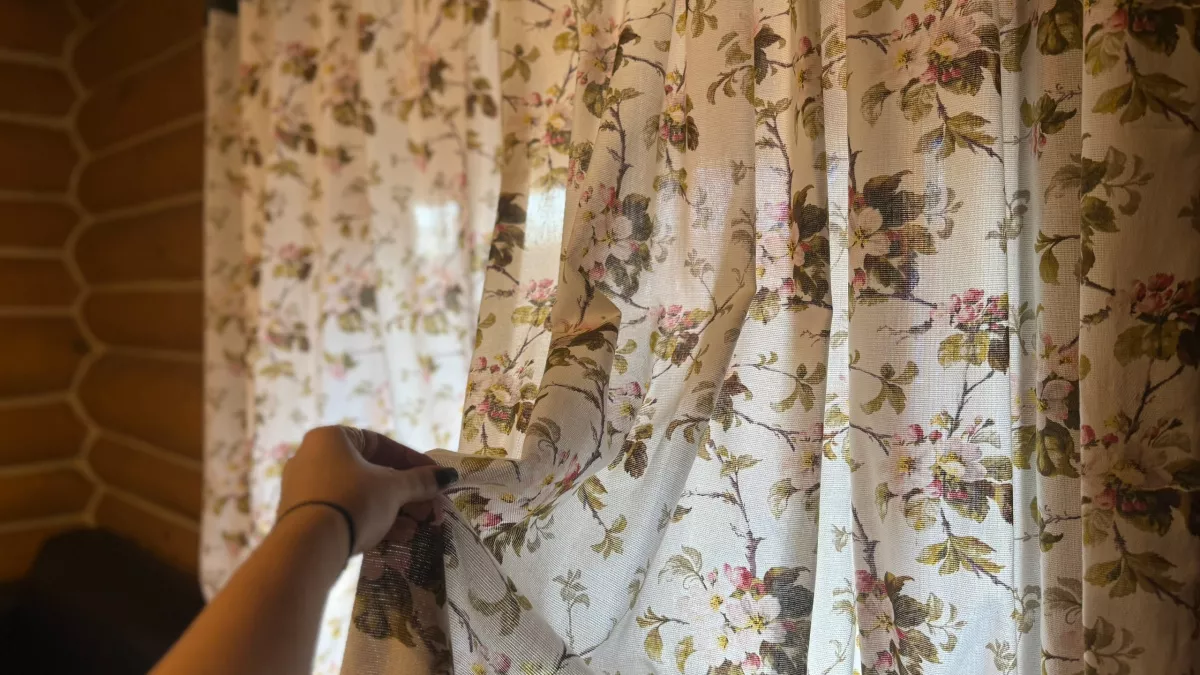 Модные шторы в спальню 2026: тренды, материалы, цвета