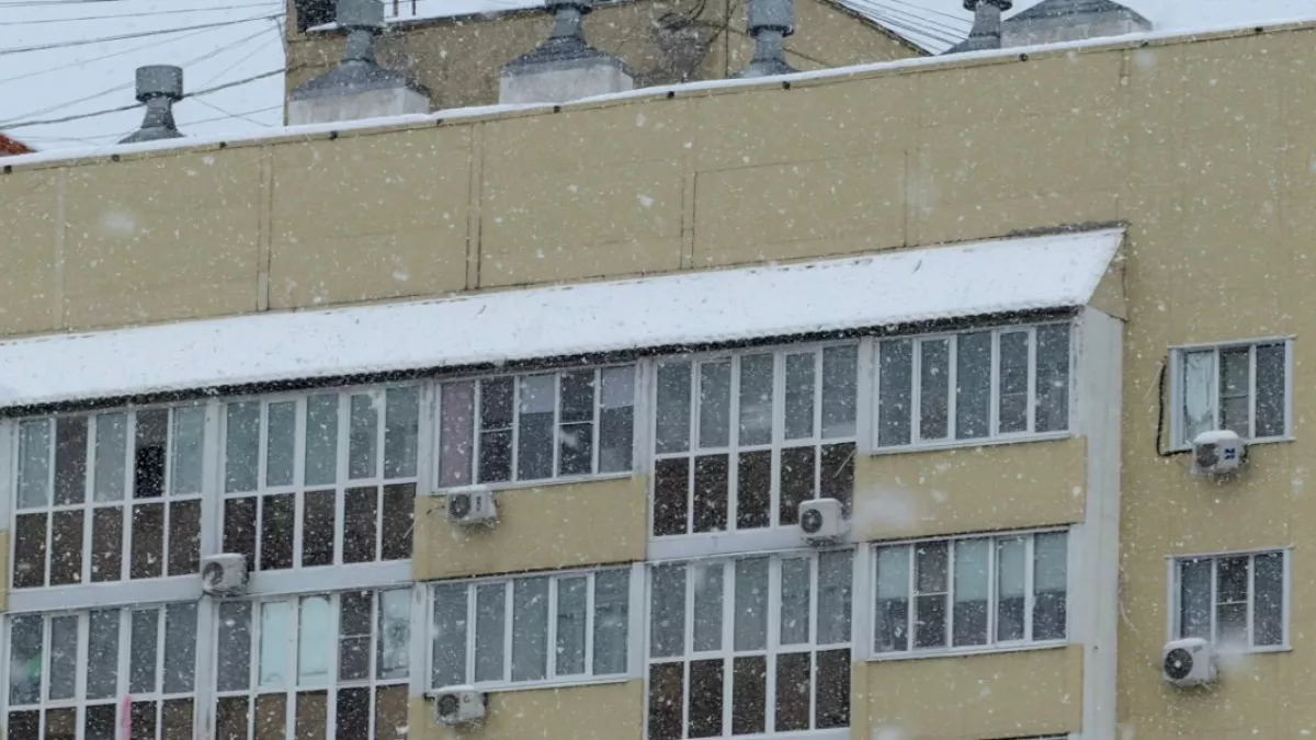 Пензенцам напомнили о мерах предосторожности во время схода снега и наледи с крыш домов