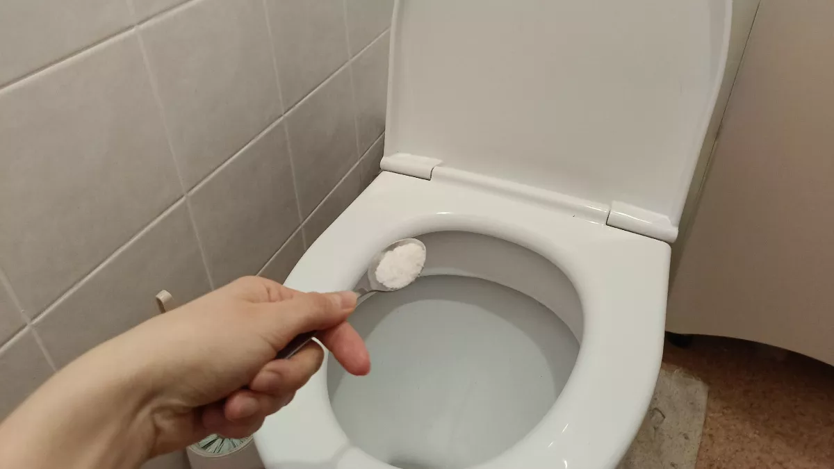 Зачем солить воду в унитазе: простой лайфхак для чистоты