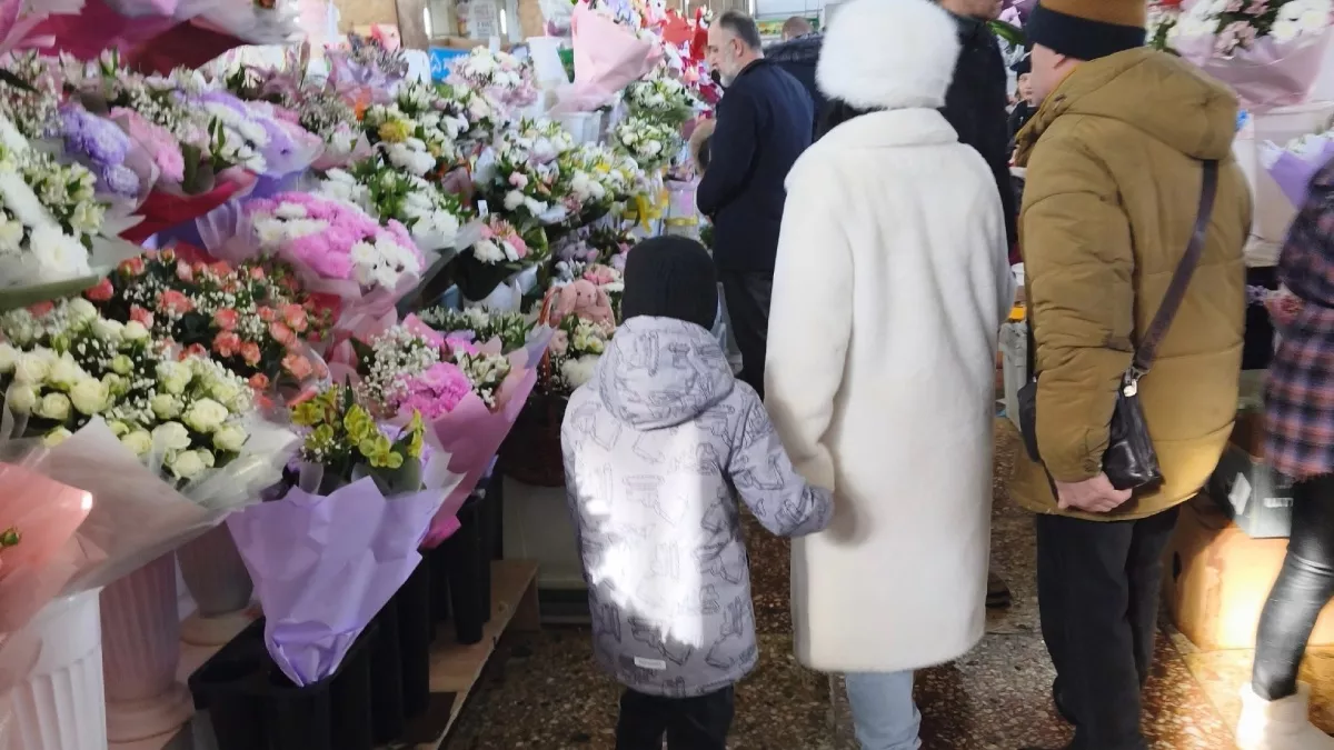Глаза разбегаются! В Пензе мужчины штурмуют Центральный рынок, чтобы подарить любимым весну к 8 Марта