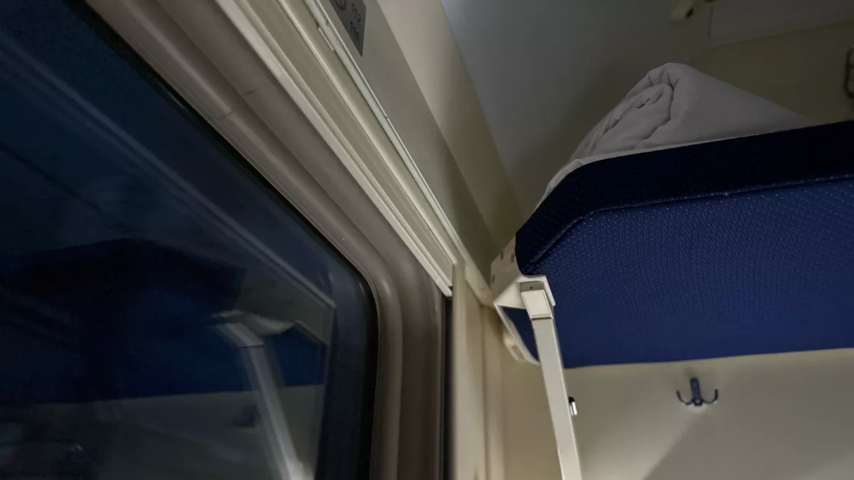 В крымском плацкарте пенсионеры не поделили места: приходил начальник поезда - вот почему он решил не связываться