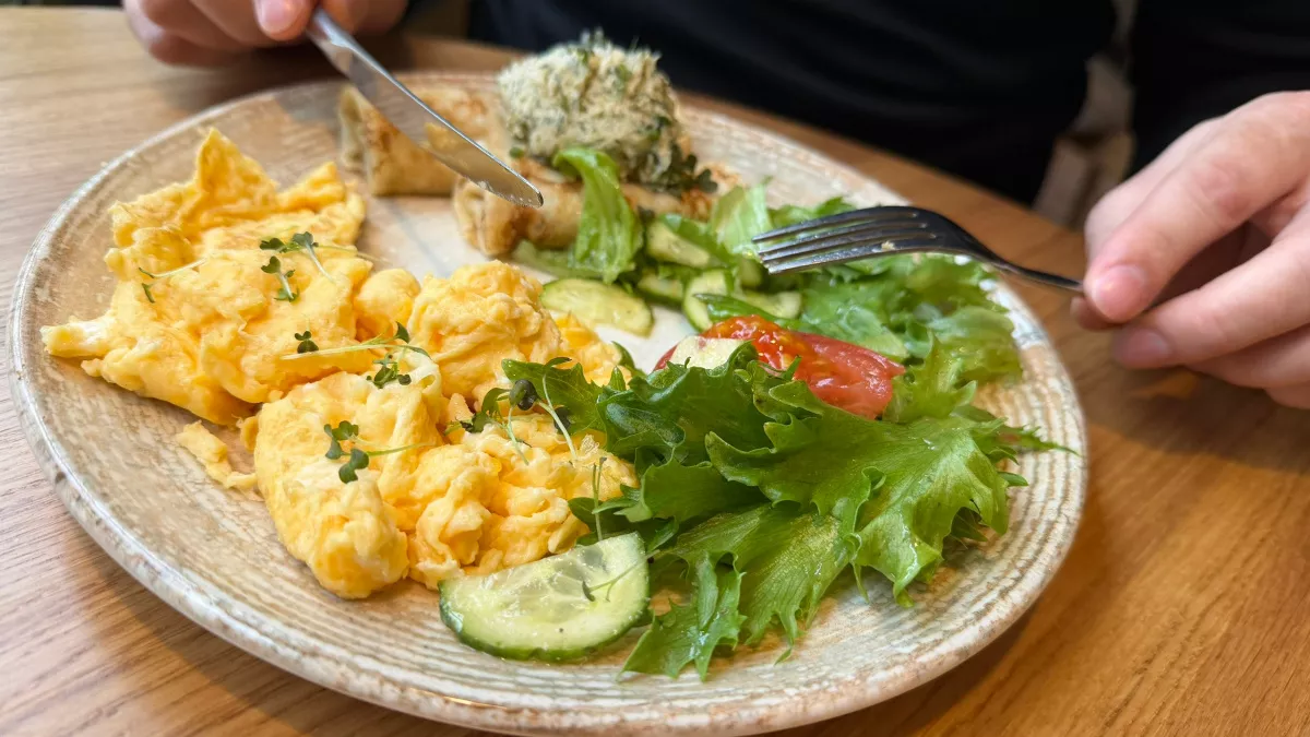 Жарю яйца без масла 2 ленивыми способами: домашние и не знают, что глазунья на воде - все время просят добавки к завтраку