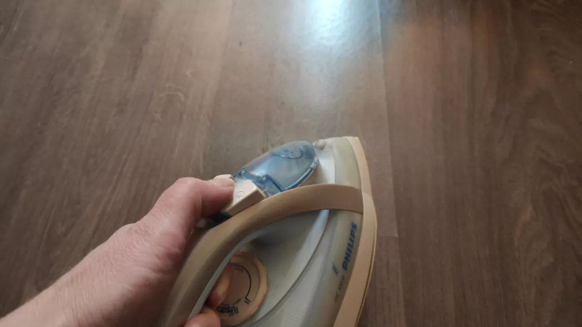 Как с помощью утюга выровнять вздутый ламинат: простой способ за минуты "выгладить" пол - гладкий как зеркало